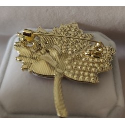 Broche feuille érable strass dorée — cristal ou vert ambre