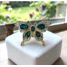 Broche papillon émail strass dorée — multicolore ou verte