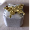 Broche papillon émail strass dorée — multicolore ou verte
