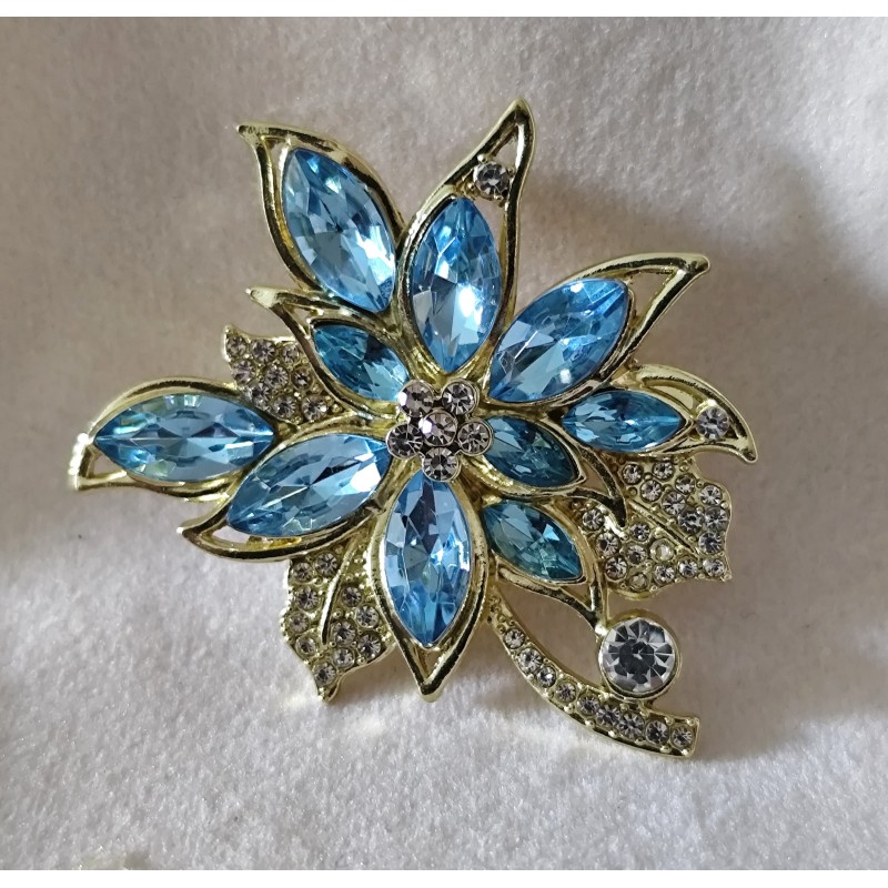 Broche fleur strass bleu ciel aigue-marine dorée