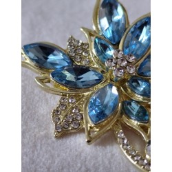 Broche fleur strass bleu ciel aigue-marine dorée