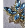 Broche fleur strass bleu ciel aigue-marine dorée