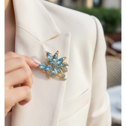 Broche fleur strass bleu ciel aigue-marine dorée