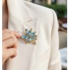 Broche fleur strass bleu ciel aigue-marine dorée
