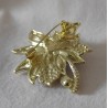 Broche fleur strass bleu ciel aigue-marine dorée