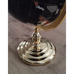 Globe terrestre en pierres fines et océan Noir sur un pied doré