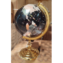 Globe terrestre en pierres fines Noir et blanc sur un pied doré