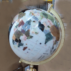 Globe terrestre en pierres fines Noir et blanc sur un pied doré