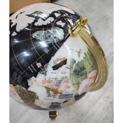 Globe terrestre en pierres fines Noir et blanc sur un pied doré
