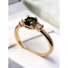 Bague solitaire verte zirconium – pierre centrale et brillants dorée