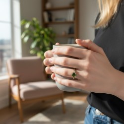 Bague solitaire verte zirconium – pierre centrale et brillants dorée