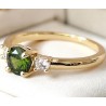 Bague solitaire verte zirconium – pierre centrale et brillants dorée