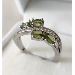 Bague croisée zirconium violet ou mauve – Élégance classique et brillants